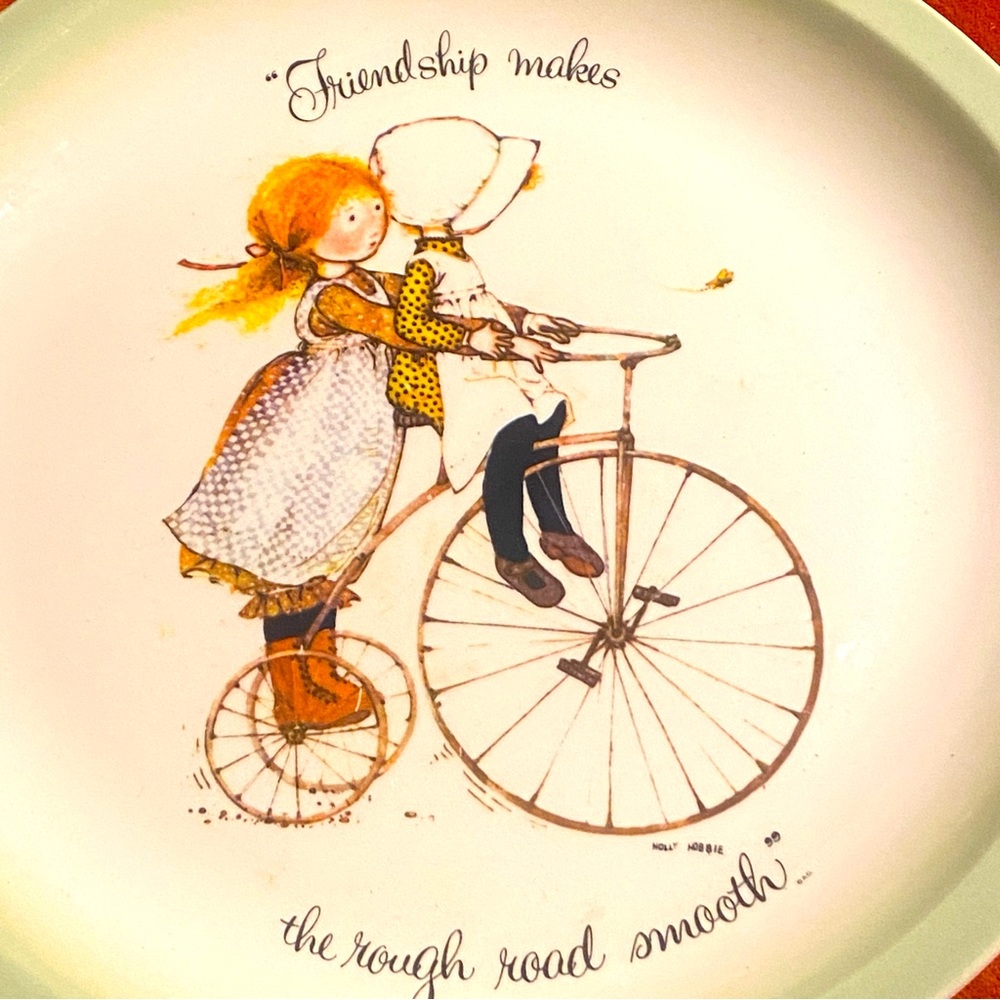 Vintage 1972 HOLLY HOBBIE green edge Collectors plate “Friendship” trike theme